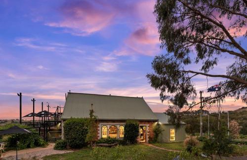Lidster Bed & Breakfast | Cozy Retreat at The Zin Loft with Hot Tub & Fireplace
