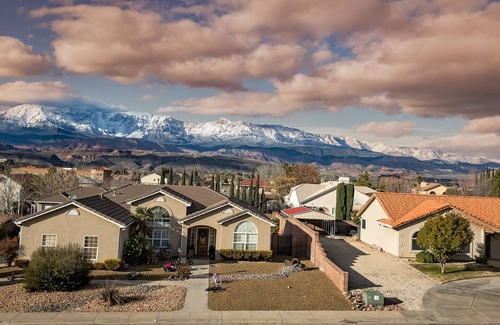 Hurricane Apartment | Comfortable Zion Home with 4 Bedrooms & Private Baths