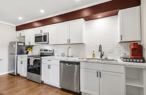 Northgate Apartment | Discover Erin Ashley: Ideal Location with Comfy King Bed
