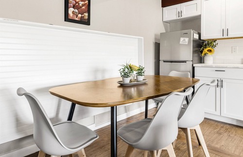 Northgate Apartment | Discover Erin Ashley: Ideal Location with Comfy King Bed