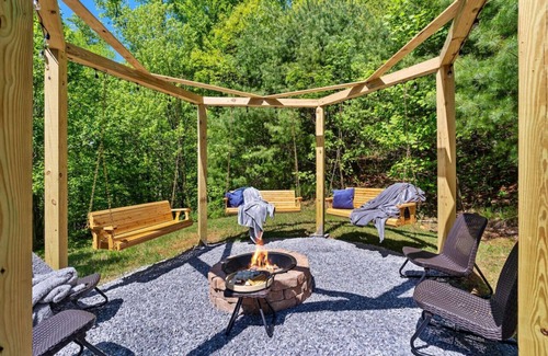 Swannanoa House | Exclusive Guest Perks: Movie Room, Hot Tub & Firepit