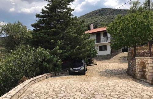 Andritsaina House | Cozy Retreat at Theisoa: Pet-Friendly Escape in Andritsaina