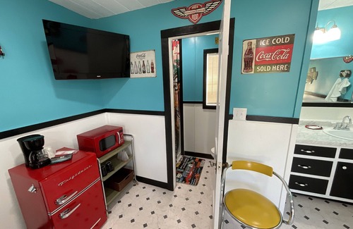Thackerville Cabin | Cozy Theme Cabin with Lake View and Family-Friendly Amenities