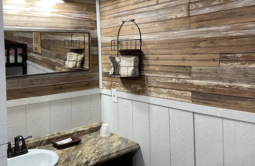 Thackerville Cabin | Cozy Theme Cabins Near Winn Star Casino with Breakfast