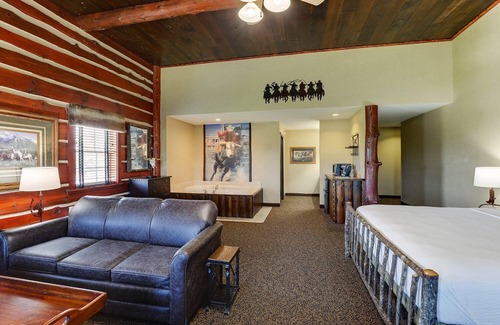 Columbia Hotel | Relax in a Theme Suite with Whirlpool & Fireplace at Stoney Creek