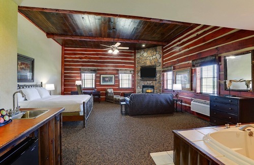 Columbia Hotel | Relax in a Theme Suite with Whirlpool & Fireplace at Stoney Creek