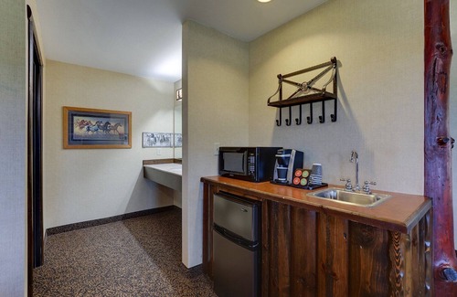 Columbia Hotel | Relax in a Theme Suite with Whirlpool & Fireplace at Stoney Creek