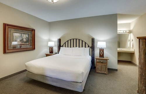 Johnston Hotel | Relaxing Theme Suite with Whirlpool at Stoney Creek Des Moines