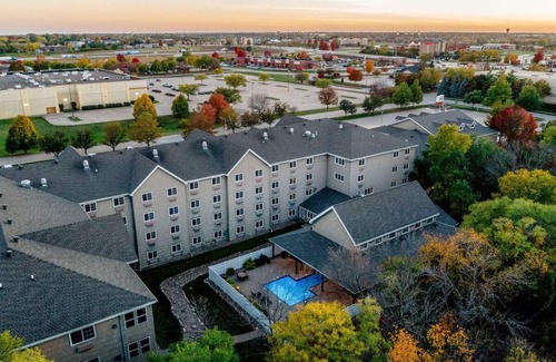 Johnston Hotel | Relaxing Theme Suite with Whirlpool at Stoney Creek Des Moines