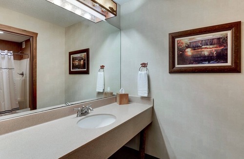 Johnston Hotel | Cozy Theme Suite with Whirlpool & Fireplace at Stoney Creek