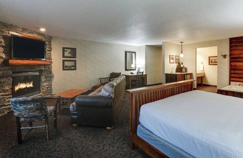 St. Joseph Hotel | Inviting Theme Suite with Whirlpool and Hot Tub at Stoney Creek