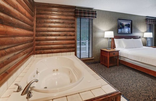 St. Joseph Hotel | Inviting Theme Suite with Whirlpool and Hot Tub at Stoney Creek