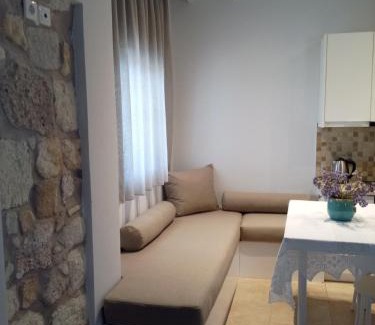 Psathi Apartment | Exceptional Themonia Kimolos-Agioklima Studio for Families
