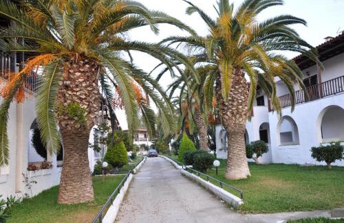 Skala Fourkas Apartment | Relax at Theo Apartment Surrounded by Palm Trees