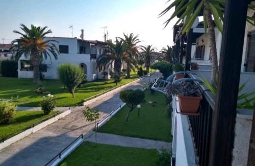 Skala Fourkas Apartment | Relax at Theo Apartment Surrounded by Palm Trees