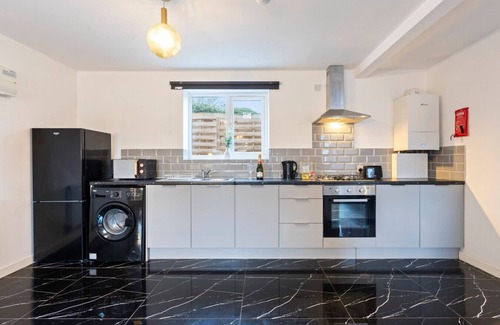 Cradley Heath Apartment | Cozy 1-Bedroom Retreat with Spa and Breakfast Included