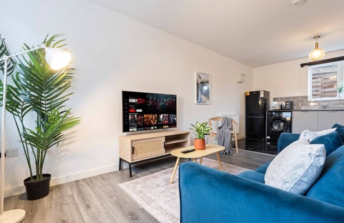 Cradley Heath Apartment | Cozy 1-Bedroom Retreat with Spa and Breakfast Included
