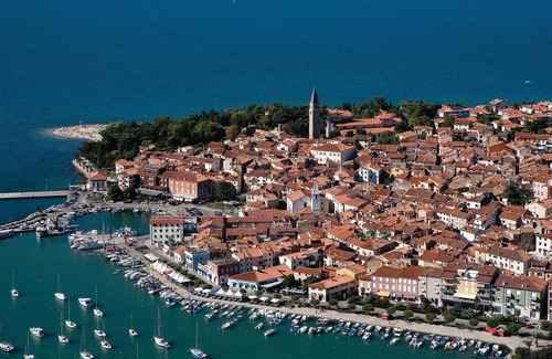 Izola Apartment | Comfortable Oceanfront Apartments with Scenic Views