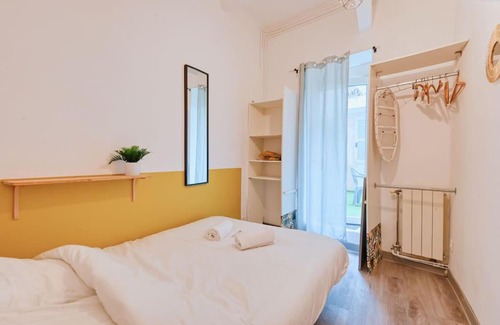 Menpenti Apartment | Convenient THIBAUD: T4 with Terrace Near Metro Access