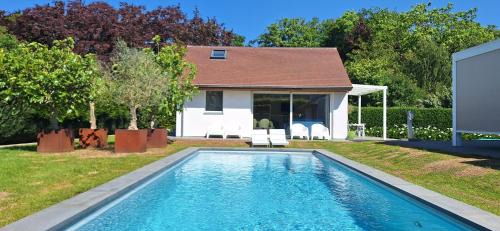 Gistel House | Inviting Stay at Thibault1: Poolside Comfort & 9.1 Rating