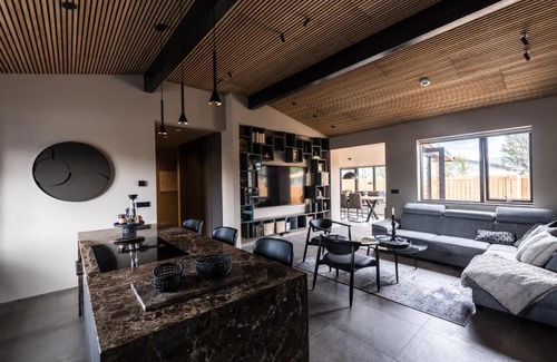Akureyri House | Exceptional Thingvallastræti: Family-Friendly with Hot Tub