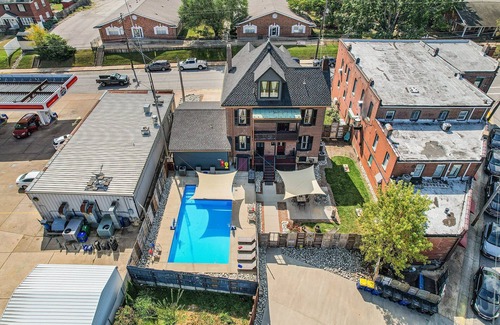 Washington House | Private Bath Room with Pool & Spa Access – Rated 10/10!