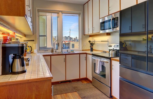 Eastlake Condo | Top-Rated Condo with Deck and Lake Union Views