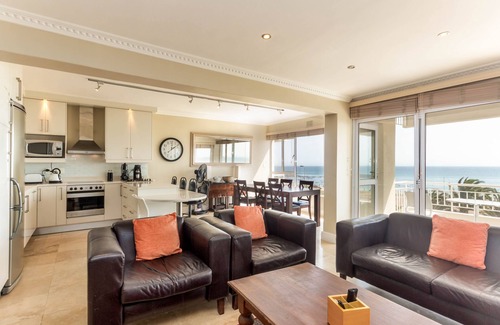 Mouille Point Apartment | Cozy Sea-Facing Apartment with Balcony and Pool Access