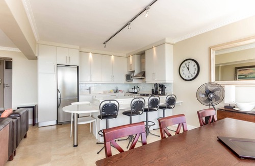 Mouille Point Apartment | Cozy Sea-Facing Apartment with Balcony and Pool Access