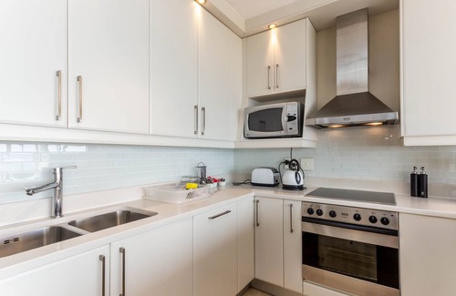 Mouille Point Apartment | Cozy Sea-Facing Apartment with Balcony and Pool Access