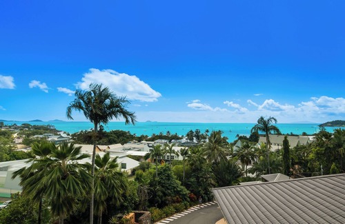 Airlie Beach Apartment | Scenic 2-Bedroom Retreat Steps from Airlie Main Street