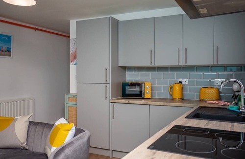 Whitley Bay Apartment | Cozy Oceanfront Apartment with Kitchen in Tyne and Wear