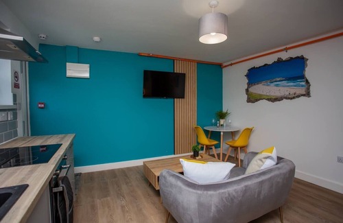 Whitley Bay Apartment | Cozy Oceanfront Apartment with Kitchen in Tyne and Wear