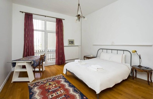 Gumussuyu Mahallesi Apartment | This apartment is a 2 bedroom(s), 1.5 bathrooms, located in Beyoğlu, İstanbul.