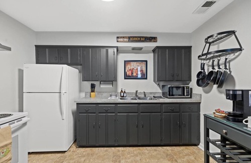 Frankfort Apartment | Cozy 2-Bedroom Apartment with Kitchen in Frankfort, KY