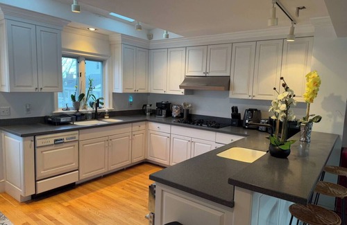 Stonington Apartment | This apartment is a 2 bedroom(s), 1 bathrooms, located in Stonington, CT.