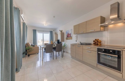 Ta' Pennellu Apartment | Cozy 2-Bedroom Apartment with Oceanfront Views in Il-Mellieħa