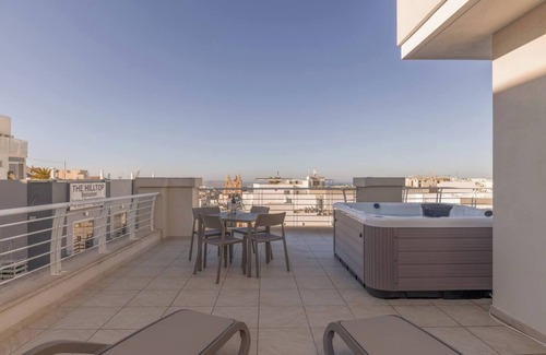 Ta' Pennellu Apartment | Cozy 2-Bedroom Apartment with Oceanfront Views in Il-Mellieħa