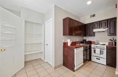 Graduate Hospital Apartment | Cozy 1-Bedroom Apartment in Philadelphia with Spa Access