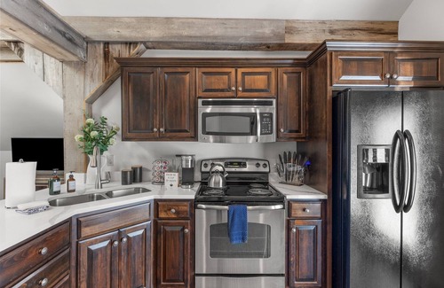 Versailles House | Charming Barn Retreat in Midway, KY with Breakfast Included