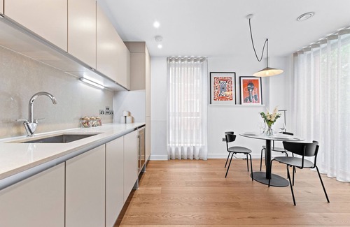 Somers Town Apartment | This Beautiful 1 Bedroom is Nestled in the Heartbeat of London!