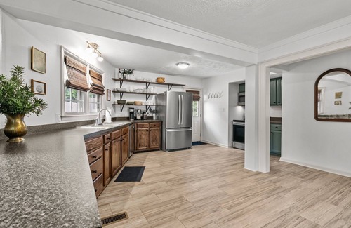Terry Sanford House | Historic Haymount Home in Fayetteville with Breakfast & Kitchen