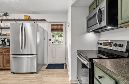 Terry Sanford House | Historic Haymount Home in Fayetteville with Breakfast & Kitchen