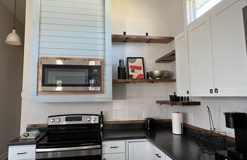 Gas City House | Cozy 2-Bedroom Bungalow in Gas City, IN with Kitchen & Breakfast
