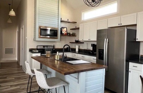 Gas City House | Cozy 2-Bedroom Bungalow in Gas City, IN with Kitchen & Breakfast
