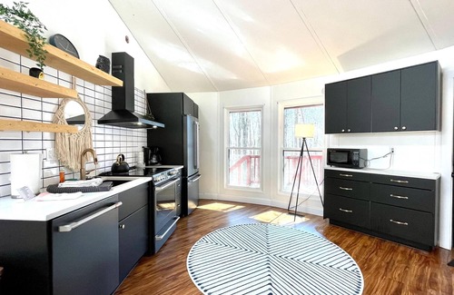 The Woods Cabin | This cabin is a 3 bedroom(s), 2 bathrooms, located in Hedgesville , WV.