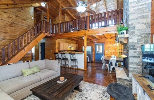 Stanton Cabin | Beautiful 4-Bedroom Cabin with Hot Tub in Stanton, KY