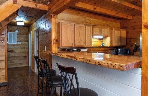Stanton Cabin | Beautiful 4-Bedroom Cabin with Hot Tub in Stanton, KY