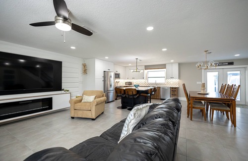 Braden River House | Perfectly Located Parrish Retreat with Spa & Breakfast