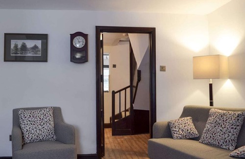 Combs Cottage | Discover a Cozy Cottage Ideal for Exploring the High Peak